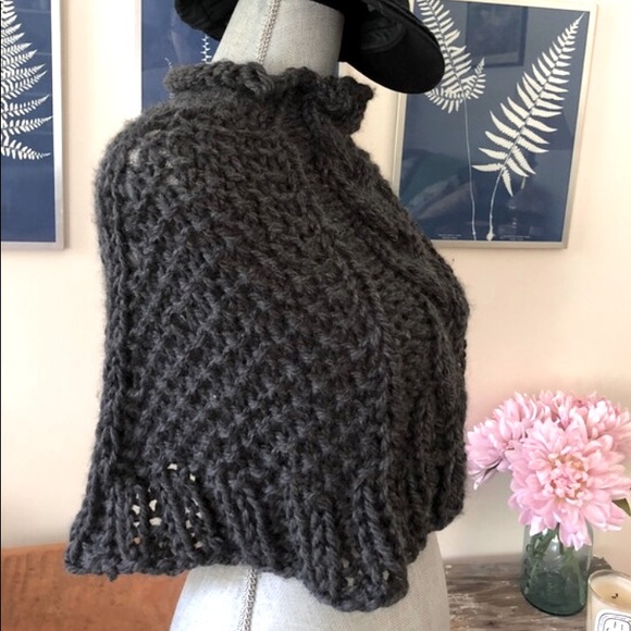 Bohemian Chunky Knit Poncho Charcoal Gray Wool Blend Capelet Aran Braided Cable - Picture 8 of 8